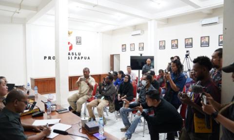 Konferensi Pers di Kantor Bawaslu Provinsi Papua
