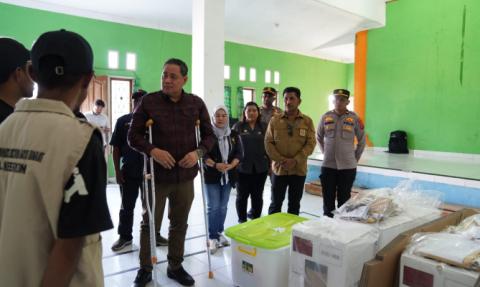 Anggota Bawaslu Herwyn JH Malonda saat memantau kesiapan distribusi logistik di Distrik Arso Barat