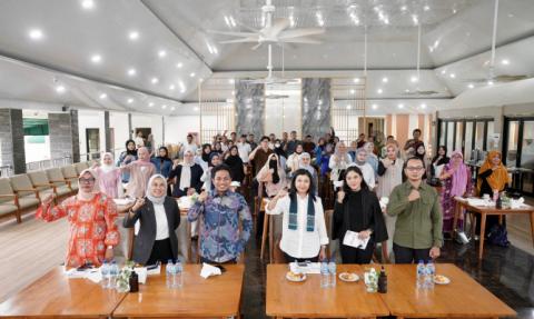 Diskusi Beda Buku Srikandi Pengawas Pemilu di Palembang