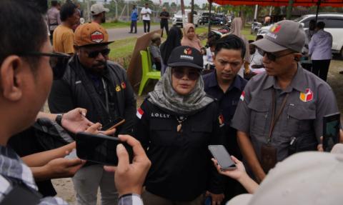 Anggota Bawaslu, Lolly Suhenty bersama jajaran saat mengawasi TPS 07 di Kampung Sokanggo, Distrik Mandobo, Boven Digoel, Papua Selatan
