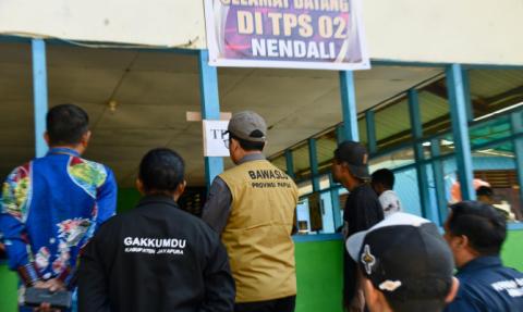 Pengawasan PSU di sejumlah wilayah salah satunya di TPS 02 Desa Nendali, Distrik Sentani Timur, Papua