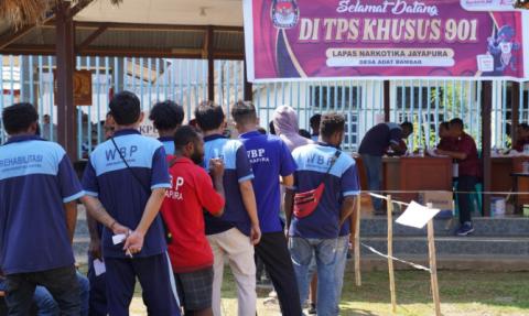 Anggota Bawaslu Herwyn JH Malonda saat mengawasi PSU di TPS Khusus 901 Lapas Narkotika Kampung Adat Bambar, Distrik Waibu, Kabupaten Jayapura, Papua