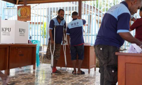 Anggota Bawaslu Herwyn JH Malonda saat mengawasi PSU di TPS Khusus 901 Lapas Narkotika Kampung Adat Bambar, Distrik Waibu, Kabupaten Jayapura, Papua
