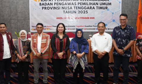 Anggota Bawaslu Lolly Suhenty saat membuka Rapat Penguatan Kelembagaan Bawaslu Provinsi Nusa Tenggara Timur, di Kupang, Kamis, (11/9/2025)