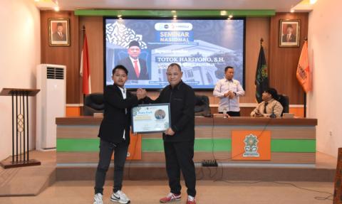 Anggota Bawaslu Totok Hariyono saat menjadi keynote speaker dalam Seminar Nasional bertajuk Penguatan Pengawasan Partisipatif Menuju Demokrasi Bermartabat di Aula Fakultas Syariah UIN Raden Mas Said Surakarta