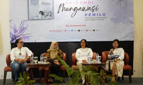 Anggota Bawaslu Lolly Suhenty saat membuka acara Bedah Buku Srikandi Mengawasi di Bali, Selasa (16/9/2025).