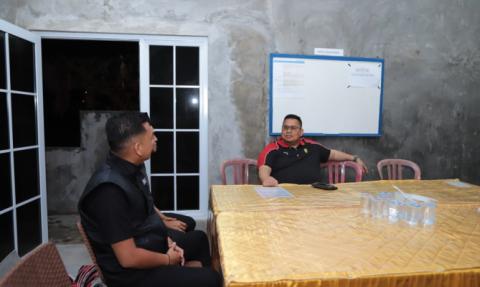 Ketua Bawaslu Rahmat Bagja saat mengunjungi kantor Panwascam Sungailiat, Kabupaten Bangka, sekaligus mengecek kesiapan TPS 6 Kelurahan Parit Padang, Kecamatan Sungailiat, Kabupaten Bangka pada Selasa (26/8/2025)