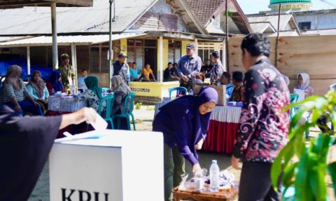 Anggota Bawaslu Herwyn JH Malonda saat mengawasi TPS 03 di Pangkalpinang, Bangka Belitung pada Rabu (27/8/2025)