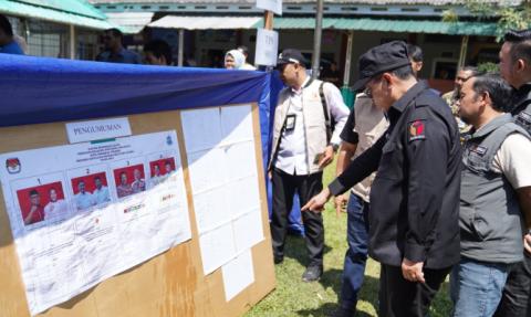 Pengawasan Pilkada Ulang di salah satu TPS Khusus 901 di Lapas Narkotika Kelas II A Pangkalpinang