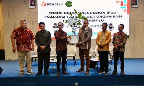 Anggota Bawaslu Herwyn JH Malonda saat membuka Focus Group Discussion (FGD) Evaluasi Tata Kelola Organisasi Pengawas Pemilu di Yogyakarta, Kamis (28/8/2025).