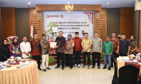 Anggota Bawaslu Herwyn JH Malonda dalam Focus Group Discussion (FGD) Evaluasi Tata Kelola Organisasi Pengawas Pemilu di Yogyakarta, Jumat (29/8/2025).