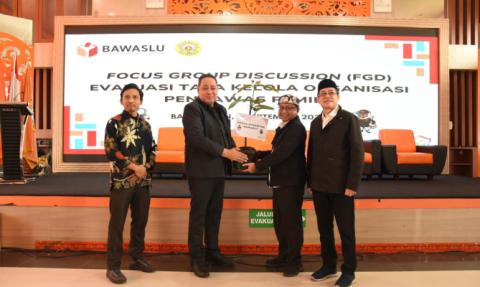 Anggota Bawaslu Herwyn JH Malonda dalam Focus Group Discussion (FGD) bertajuk Evaluasi Tata Kelola Organisasi Pengawas Pemilu di Auditorium Universitas Balikpapan (Uniba), Selasa (9/9/2025).