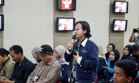 Ketua Bawaslu Rahmat Bagja (kedua dari kanan) dalam Diskusi Publik Menakar Kemandirian KPU Menyusun Regulasi Teknis di KPU RI