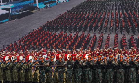 Ketua Bawaslu Rahmat Bagja (tengah) saat menghadiri upacara HUT ke-80 TNI, di Lapangan Silang Monas, Minggu (5/10/2025)