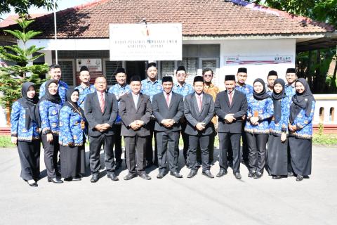 Foto bersama Pimpinan dan Sekretariat Bawaslu Kabupaten Jepara