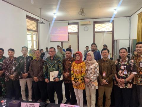 Bawaslu Jepara mengikuti pelaksanaan Rapat Pleno Terbuka Pemutakhiran Data Pemilih Berkelanjutan (PDPB) Triwulan III tahun 2025 yang diselenggarakan oleh KPU Jepara