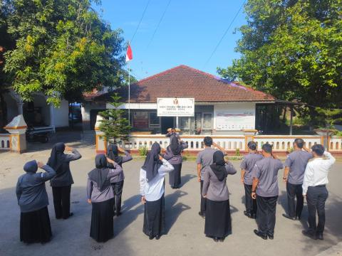 Ketua Bawaslu Jepara Sujiantoko sebagai pembina dalam apel pagi rutin bersama jajaran staf di halaman kantor Bawaslu Jepara