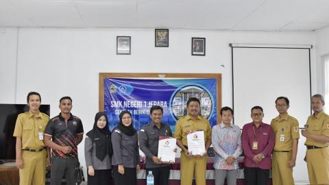 Bawaslu Kabupaten Jepara menjalin kerja sama dengan SMK Negeri 1 Jepara melalui penandatanganan Nota Kesepahaman (MoU) tentang Pendidikan Politik dan Demokrasi