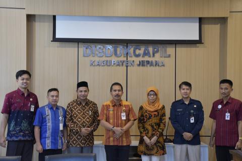 Bawaslu Kabupaten Jepara bersama KPU Kabupten Jepara melakukan koordinasi dengan Dinas Kependudukan dan Pencatatan Sipil (Disdukcapil) Kabupaten Jepara terkait validasi data pemilih tidak padan dalam Daftar Pemilih Berkelanjutan