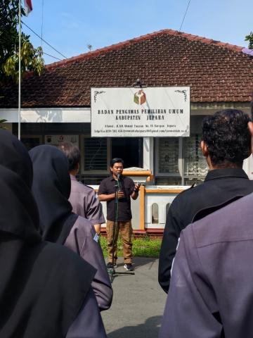 Ketua Bawaslu Jepara Sujiantoko sebagai pembina dalam apel pagi rutin bersama jajaran staf di halaman kantor Bawaslu Jepara