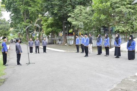 Bawaslu Kabupaten Jepara dalam upacara peringatan Hari Sumpah Pemuda ke-97 di halaman Kantor Sekretariat Bawalu Kabupaten Jepara