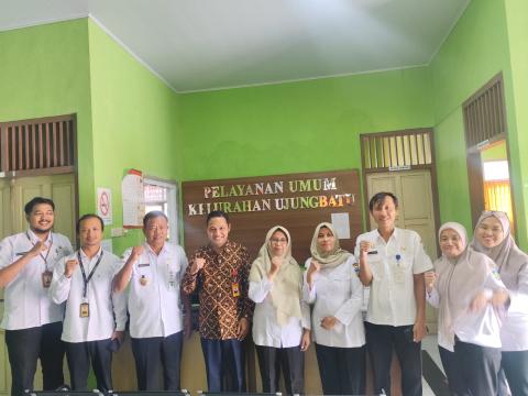 Ali Purnomo, Koordinator Divisi Pencegahan, Partisipasi Masyarakat, dan Humas Bawaslu Jepara, bersama jajaran sekretariatmelaksanakan kegiatan uji petik di Kantor Kelurahan Ujung Batu, Kecamatan Jepara.