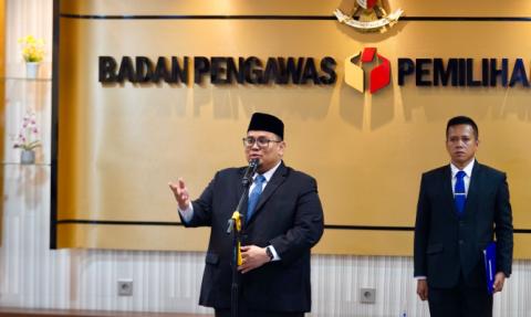 Ketua Bawaslu Rahmat Bagja menyaksikan penandatanganan berita acara pelantikan dalam Pelantikan PAW Anggota Bawaslu Provinsi dan Kabupaten Kota Sisa Masa Jabatan Periode 2023-2028 di Jakarta. Jumat (31/10/2025).
