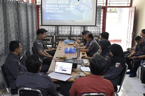 Khomaru Zaman kordiv Penanganan Pelanggaran dan Data Informasi menjadi Pemateri dalam kegiatan rapat internal peningkatan kapasitas pegawai di bidang pengelolaan konten untuk optimalisasi informasi publik