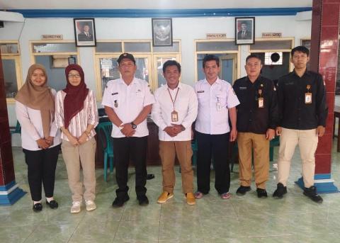 Ketua Bawaslu Jepara Sujiantoko dan anggota KPU Jepara Siti Nurwakhidatun, beserta staf sekretariat KPU Jepara dan Bawaslu Jepara melaksanakan pengawasan Coklit Terbatas di Kecamatan Welahan.