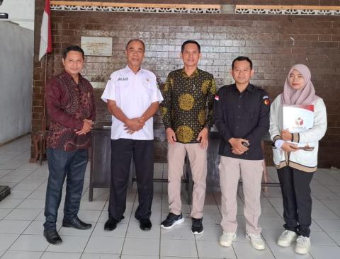 Anggota Bawaslu Jepara Ali Purnomo dan Khoirul Abidin serta anggota KPU Jepara Haris Budiawan, beserta staf sekretariat KPU Jepara dan Bawaslu Jepara melaksanakan pengawasan Coklit Terbatas di Kecamatan Pecangaan.