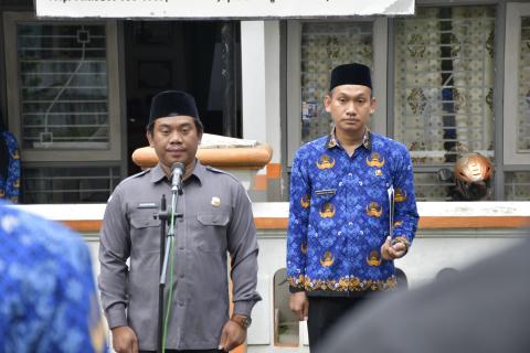 Sujiantoko Ketua Bawaslu Kabupaten Jepara menjadi Pembina dalam upacara peringatan Hari Pahlawan di halaman Kantor Sekretariat Bawalu Kabupaten Jepara