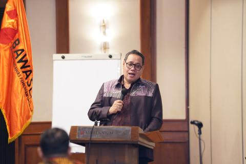 Anggota Bawaslu, Herwyn JH Malonda, saat memberi di acara Rekonsiliasi Data Wajib LHKAN dan LHKPN Tahun Pelaporan 2025 di Jakarta, Senin (1/12/2025).