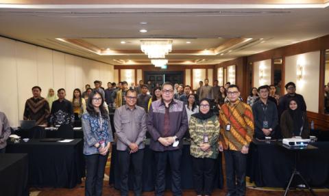 Anggota Bawaslu, Herwyn JH Malonda, saat memberi di acara Rekonsiliasi Data Wajib LHKAN dan LHKPN Tahun Pelaporan 2025 di Jakarta, Senin (1/12/2025).