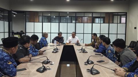 Bincang ringan Anggota Bawaslu Totok Hariyono (berbaju putih) dengan jajaran humas Bawaslu RI, Senin (1/12/2025).