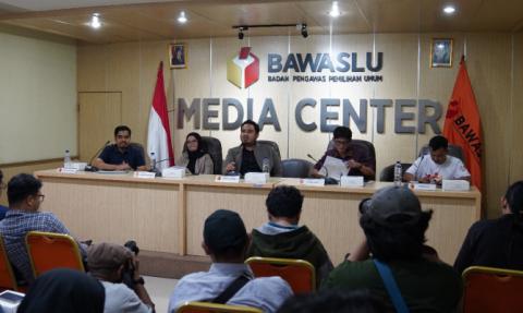 Anggota Bawaslu Lolly Suhenty isa melakukan pengawasan manual saat situasi sudah sangat digital,” ucap Lolly saat memaparkan materi dalam Diskusi Media Kepemiluan bertajuk Antisipasi Perkembangan AI dan Model Pengawasan Digital di Pemilu di Media Center Bawaslu, Jumat, (14/11/2025).