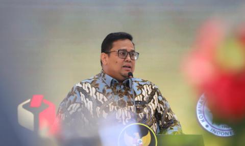 Ketua Bawaslu Rahmat Bagja (kiri) dan Menteri Perlindungan Pekerja Migran Indonesia (BP2MI) Mukhtarudin dalam penandatanganan nota kesepahaman dan perjanjian kerja sama di Jakarta, Selasa (2/12/2025).