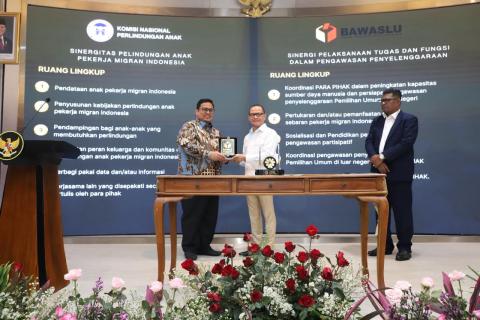 Ketua Bawaslu Rahmat Bagja (kiri) dan Menteri Perlindungan Pekerja Migran Indonesia (BP2MI) Mukhtarudin dalam penandatanganan nota kesepahaman dan perjanjian kerja sama di Jakarta, Selasa (2/12/2025).