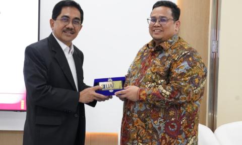 Ketua Bawaslu Rahmat Bagja dalam Seminar Nasional bertema Penguatan Tata Kelola Pengawasan Pemilu Melalui Sistem Pencegahan dan Penegakan Hukum Pemilu yang Berkeadilan dalam Rangka Revisi Undang-Undang Pemilu di Fakultas Hukum Universitas Al-Azhar, Jumat, (21/11/2025).