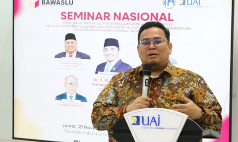Ketua Bawaslu Rahmat Bagja dalam Seminar Nasional bertema Penguatan Tata Kelola Pengawasan Pemilu Melalui Sistem Pencegahan dan Penegakan Hukum Pemilu yang Berkeadilan dalam Rangka Revisi Undang-Undang Pemilu di Fakultas Hukum Universitas Al-Azhar, Jumat, (21/11/2025).