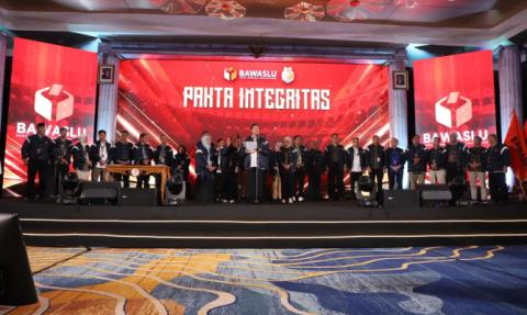 Ketua Bawaslu Rahmat Bagja saat membuka Kompetisi Debat Penegakan Hukum Pemilu ke-V Antar Perguruan Tinggi se-Indonesia yang digelar di Jakarta, Selasa (25/11/2025). Foto: Pemberitaan dan Publikasi Bawaslu RI