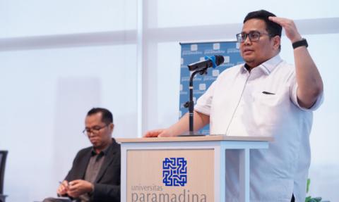 Ketua Bawaslu Rahmat Bagja (kanan) saat menjadi narasumber dalam Sekolah Demokrasi (Sekdem) VIII yang dilakasanakan di Universitas Paramadina, Jumat (28/11/2025).