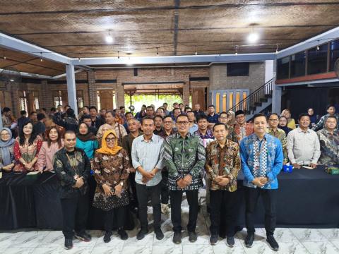 Anggota Bawaslu Jepara, Ali Purnomo dan Khomaru Zaman, menghadiri kegiatan Penguatan Kelembagaan Pengawas Pemilu dalam Peningkatan Publikasi Lembaga, Pengelolaan Data Informasi dan Persiapan Pengawasan Pemutakhiran Data Pemilih Berkelanjutan (PDPB) Triwulan ke IV serta Evaluasi Pengawasan Partisipatif Bawaslu Kabupaten Kota Tahun 2025.