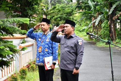 Sujiantoko Ketua Bawaslu Kabupaten Jepara menjadi Pembina dalam upacara peringatan Hari Ulang Tahun (HUT) KORPRI ke-54 Tahun 2025