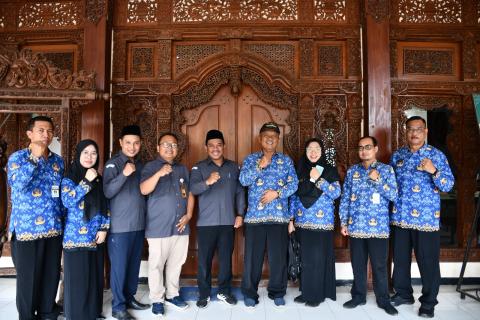 Ketua Bawaslu Jepara, Sujiantoko, S.H.I., MM, dan Kepala Sekolah SMKN 2 Jepara, Dr. Sugiyanto, S.Pd., M.Pd melakukan penandatanganan Memorandum of Understanding (MoU)