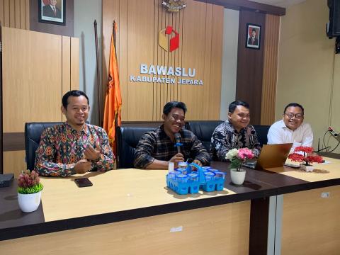 Pimpinan dan Staf sekretariat Bawaslu Kabupaten Jepara melaksanakan Rapat Koordinasi Penyusunan Daftar Inventarisasi Masalah (DIM)