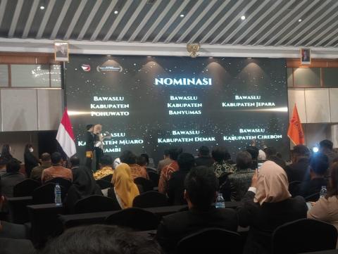 Anggota Bawaslu Jepara Ali Purnomo hadir dalam Malam Apresiasi Pencegahan, Pengawasan, Partisipasi Masyarakat, dan Hubungan Antar Lembaga Bawaslu se-Indonesia yang diselenggarakan Bawaslu RI