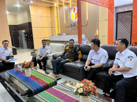 Keterangan foto: Koordinator Divisi Pencegahan, Partisipasi Masyarakat, dan Hubungan Masyarakat (Humas) Bawaslu Jepara, Ali Purnomo saat menyampaikan laporan Humas kepada Kepala Bagian Hukum, Humas, Data, dan Informasi (Datin) Bawaslu Jawa Tengah, Bayu Permana di kantor Bawaslu Jawa Tengah, Rabu (24/12/25).