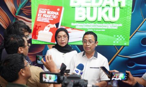 Anggota Bawaslu Puadi saat menjelaskan buku yang diluncurkannya berjudul Dari Norma ke Praktik: Peran Strategis Bawaslu dalam Memperkuat Demokrasi Elektoral di Jakarta, Rabu (14/1/2026).