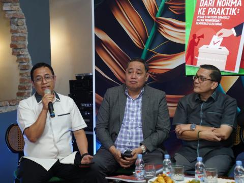 Anggota Bawaslu Puadi saat menjelaskan buku yang diluncurkannya berjudul Dari Norma ke Praktik: Peran Strategis Bawaslu dalam Memperkuat Demokrasi Elektoral di Jakarta, Rabu (14/1/2026).