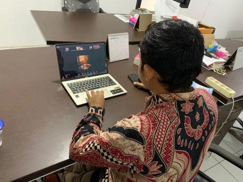 Anggota Bawaslu Kabupaten Jepara, Khoirul Abidin, bersama jajaran sekretariat mengikuti Rapat Pembahasan Rencana Anggaran Belanja (RAB) Bawaslu Kabupaten/Kota Tahun Anggaran 2026 yang diselenggarakan secara daring melalui Zoom Meeting